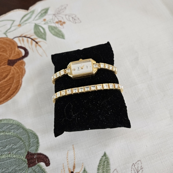 Beautiful Vivani Quartz rhinestones watch with matching bracelet - Picture 6 of 7